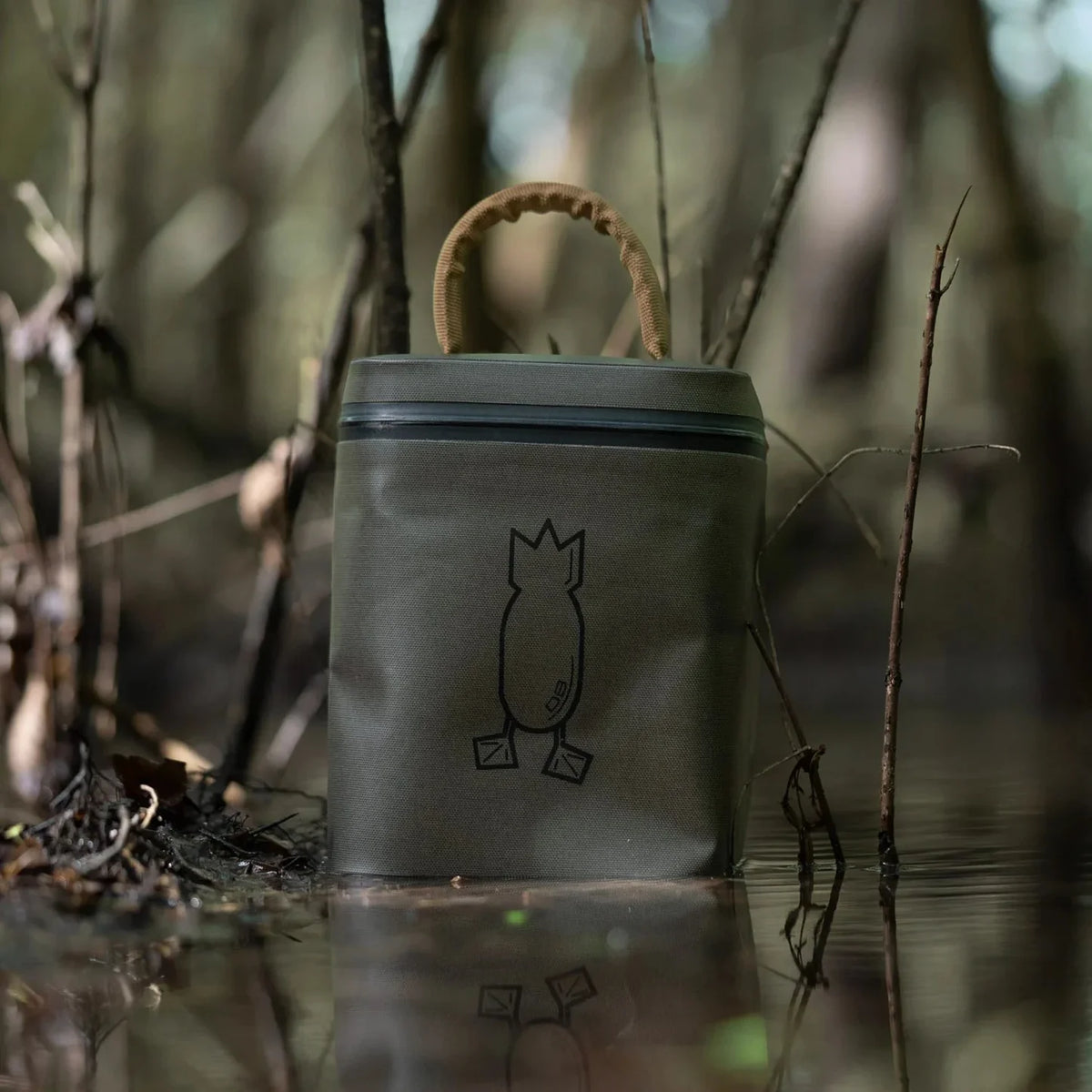 DIVE BOMB ZIPPERED SHELL BAG CARBON GREEN