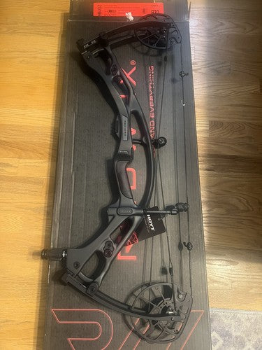 HOYT RX-10 RH 70# 29.25-30in BLACKOUT 1877112