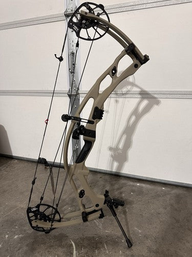 HOYT RX-10 ULTRA RH 70# 29.25-30in SAND/BLK 1877806